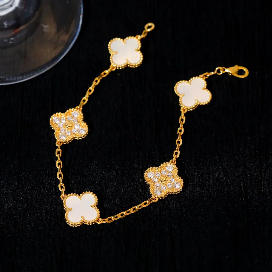 [Zalyn]LUCKY CLOVER 5-MOTIF BRACELET - WHITE MOTHER-OF-PEARL COLLECTION