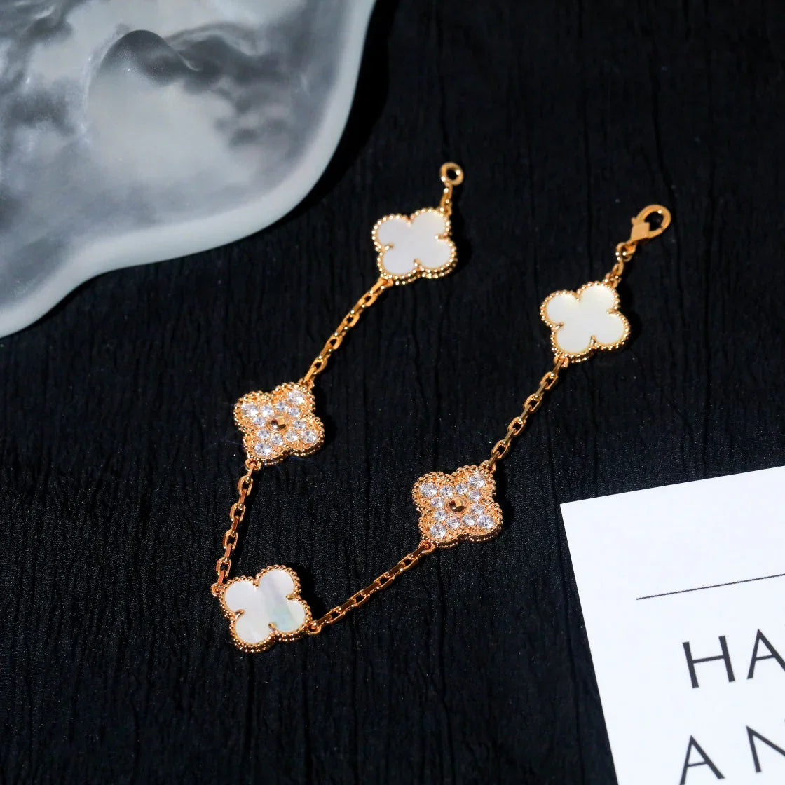 [Zalyn]LUCKY CLOVER 5-MOTIF BRACELET - WHITE MOTHER-OF-PEARL COLLECTION