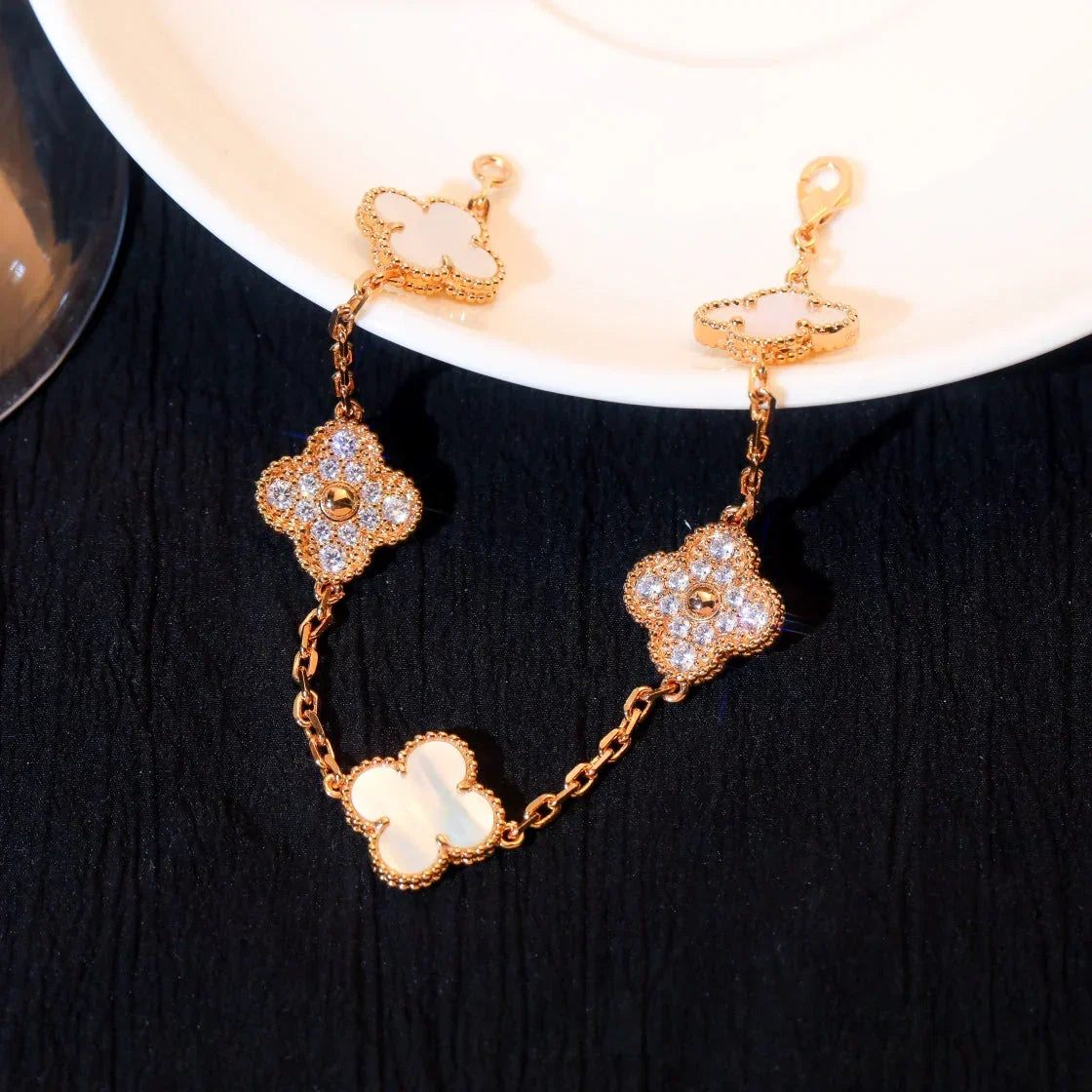 [Zalyn]LUCKY CLOVER 5-MOTIF BRACELET - WHITE MOTHER-OF-PEARL COLLECTION