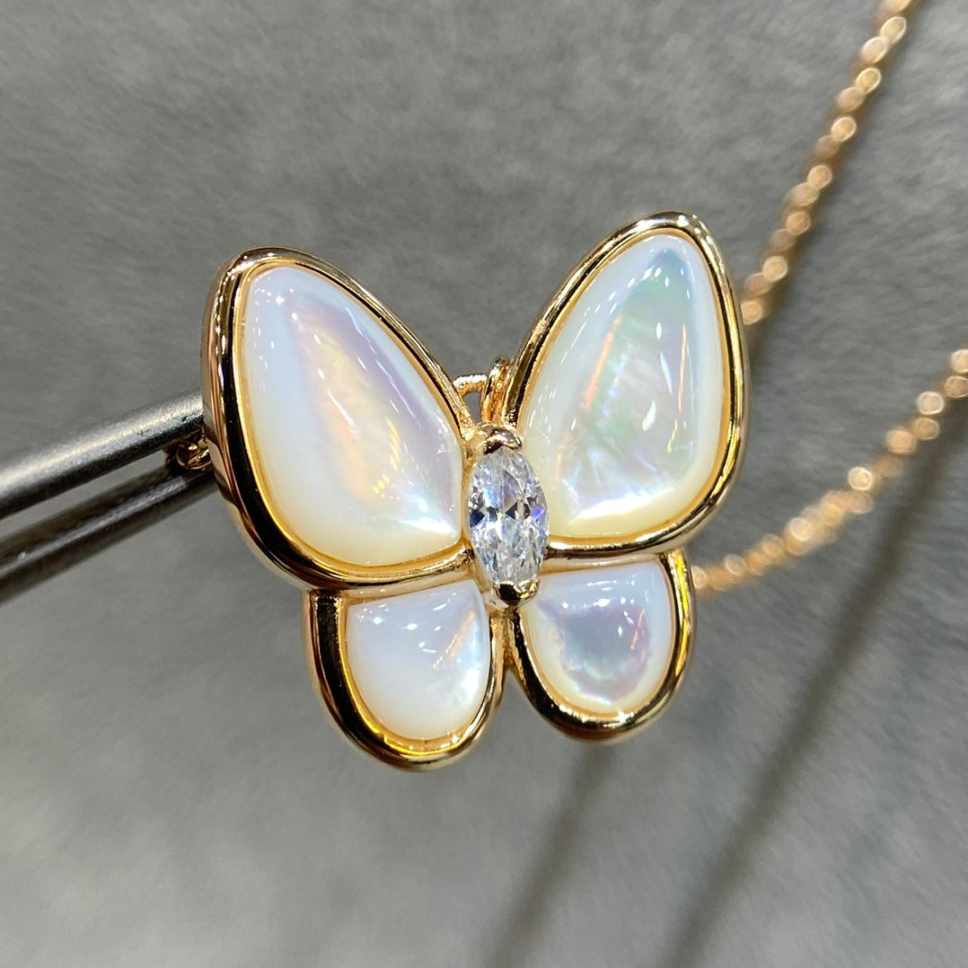 [Zalyn Jewelry ]BUTTERFLY MOP DIAMOND NECKLACE