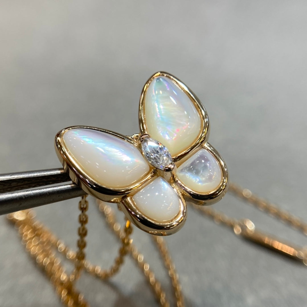 [Zalyn Jewelry ]BUTTERFLY MOP DIAMOND NECKLACE