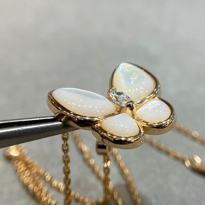 [Zalyn Jewelry ]BUTTERFLY MOP DIAMOND NECKLACE