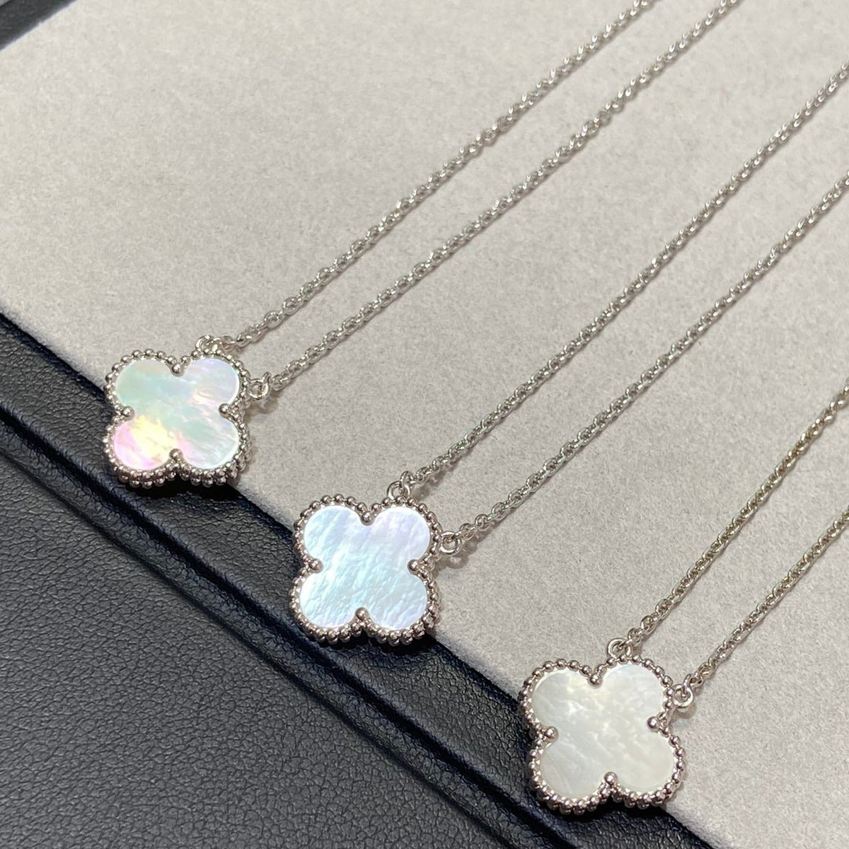 [Zalyn Jewelry ]CLOVER MEDIUM SILVER WHITE MOP NECKLACE
