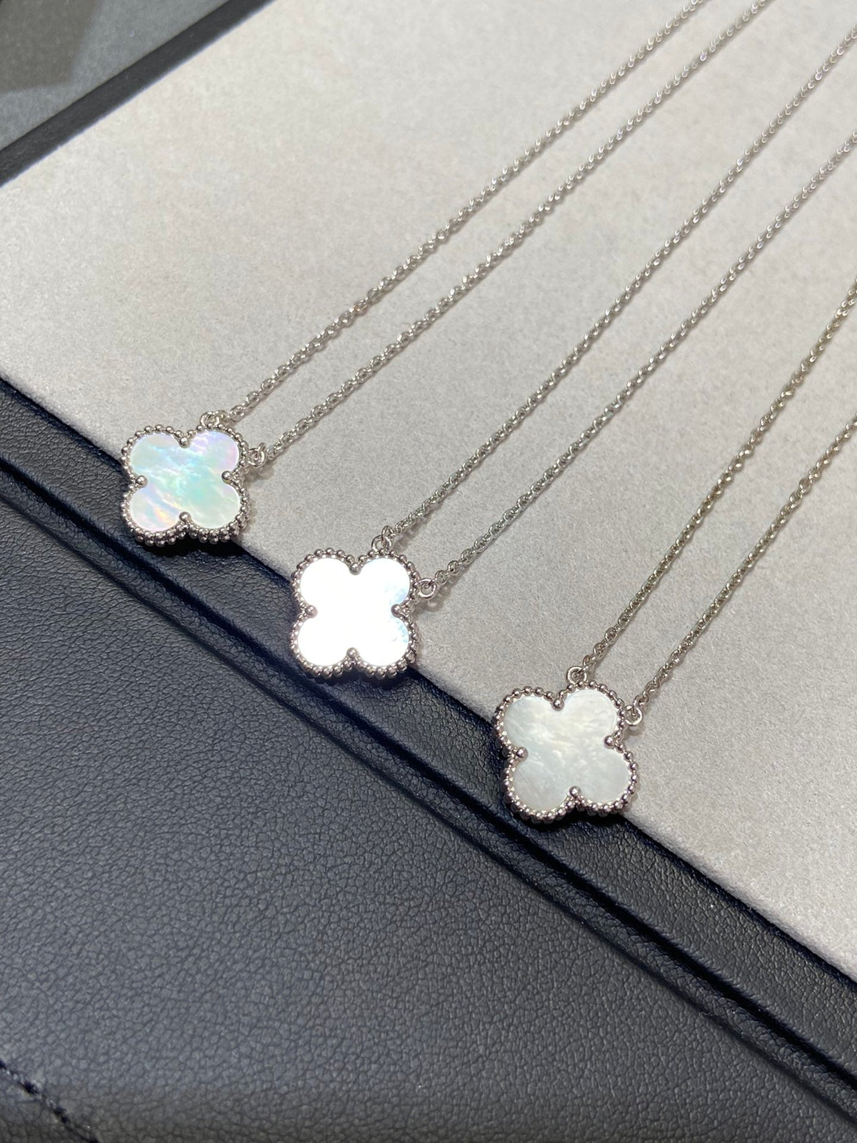 [Zalyn Jewelry ]CLOVER MEDIUM SILVER WHITE MOP NECKLACE