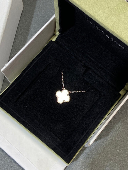 [Zalyn Jewelry ]CLOVER MEDIUM SILVER WHITE MOP NECKLACE