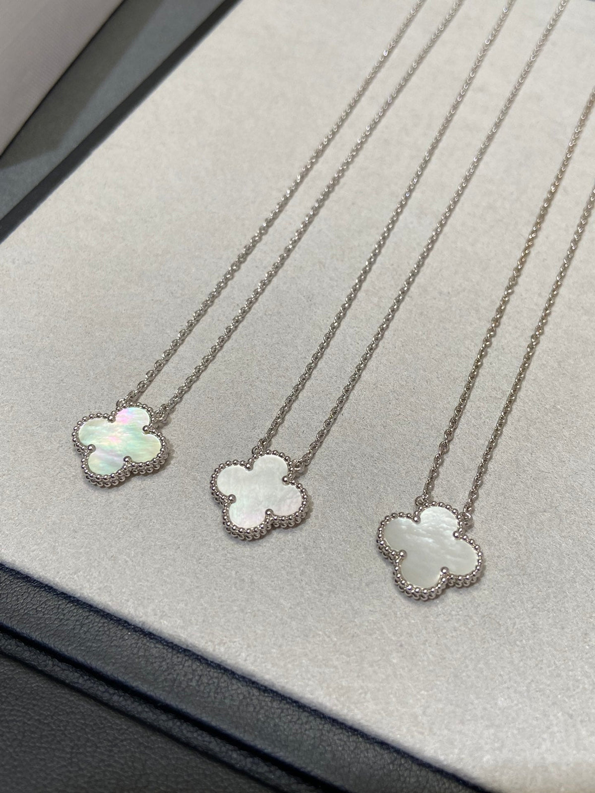 [Zalyn Jewelry ]CLOVER MEDIUM SILVER WHITE MOP NECKLACE
