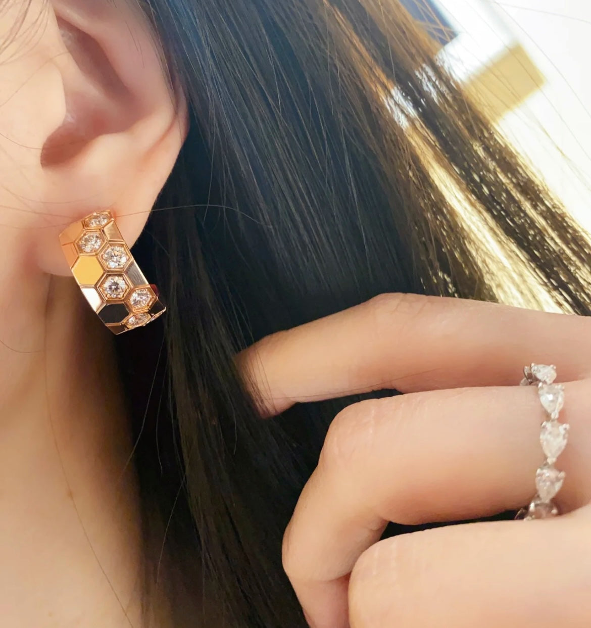 [Zalyn]BEE LOVE DIAMOND HOOP EARRINGS