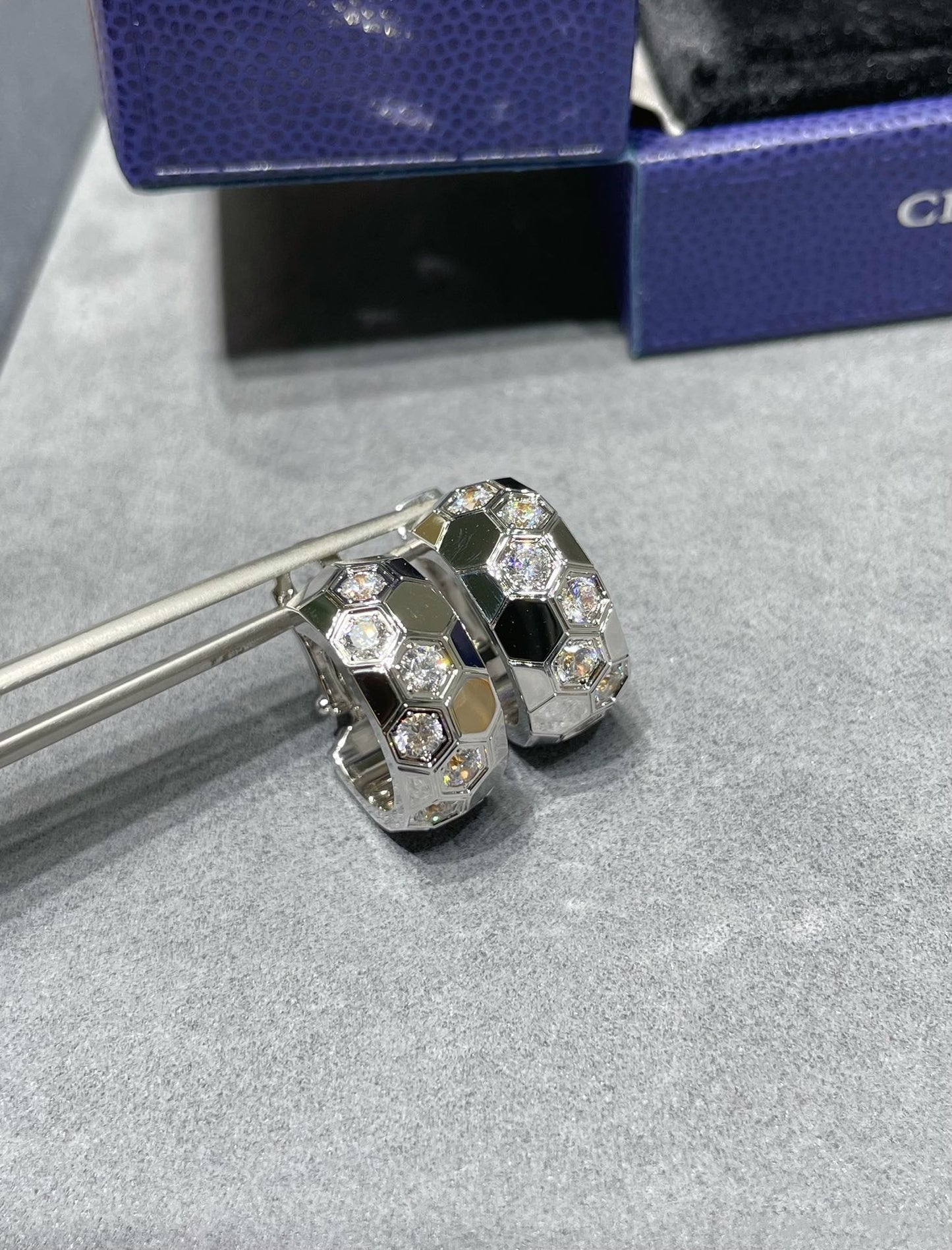 [Zalyn]BEE LOVE DIAMOND HOOP EARRINGS
