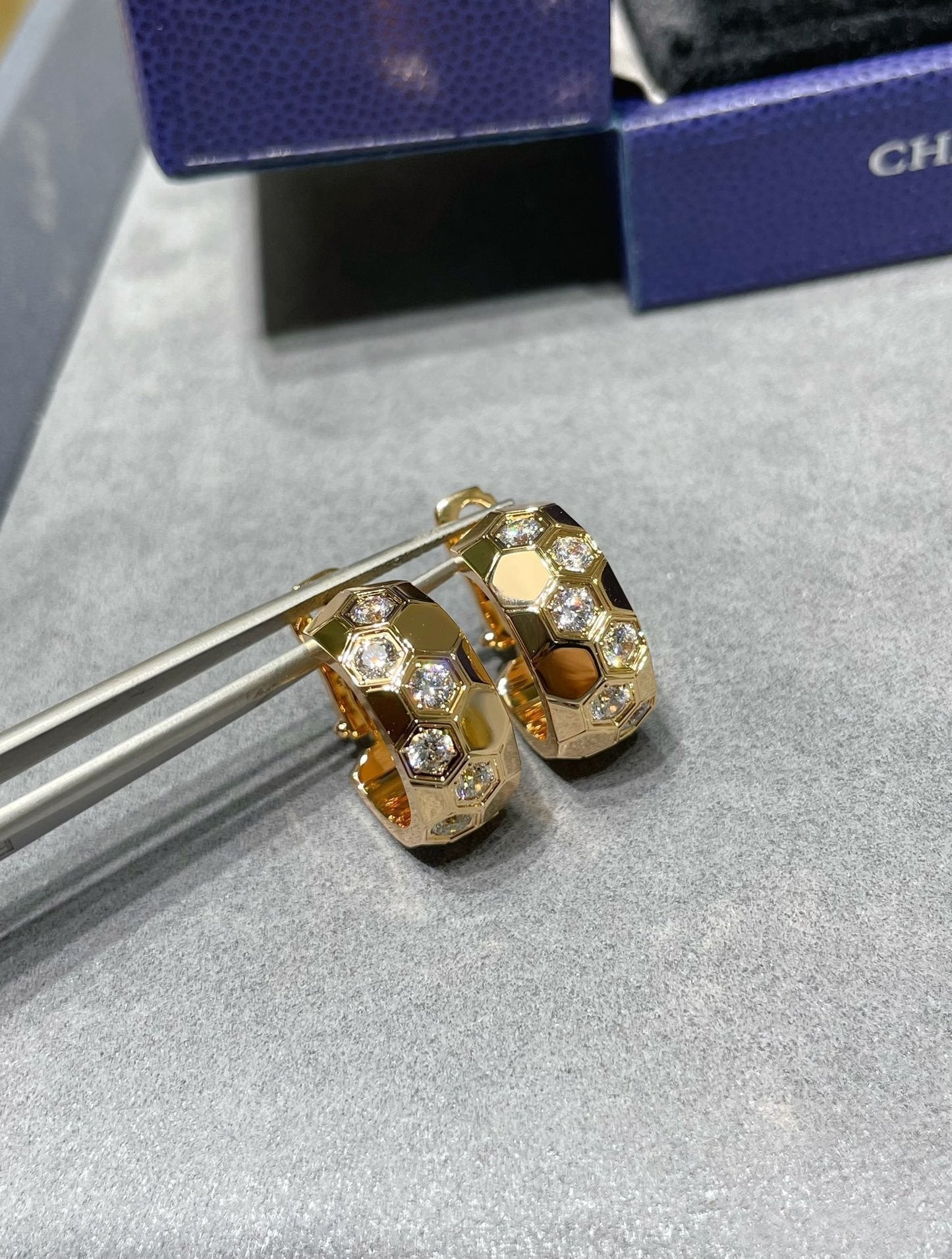 [Zalyn]BEE LOVE DIAMOND HOOP EARRINGS