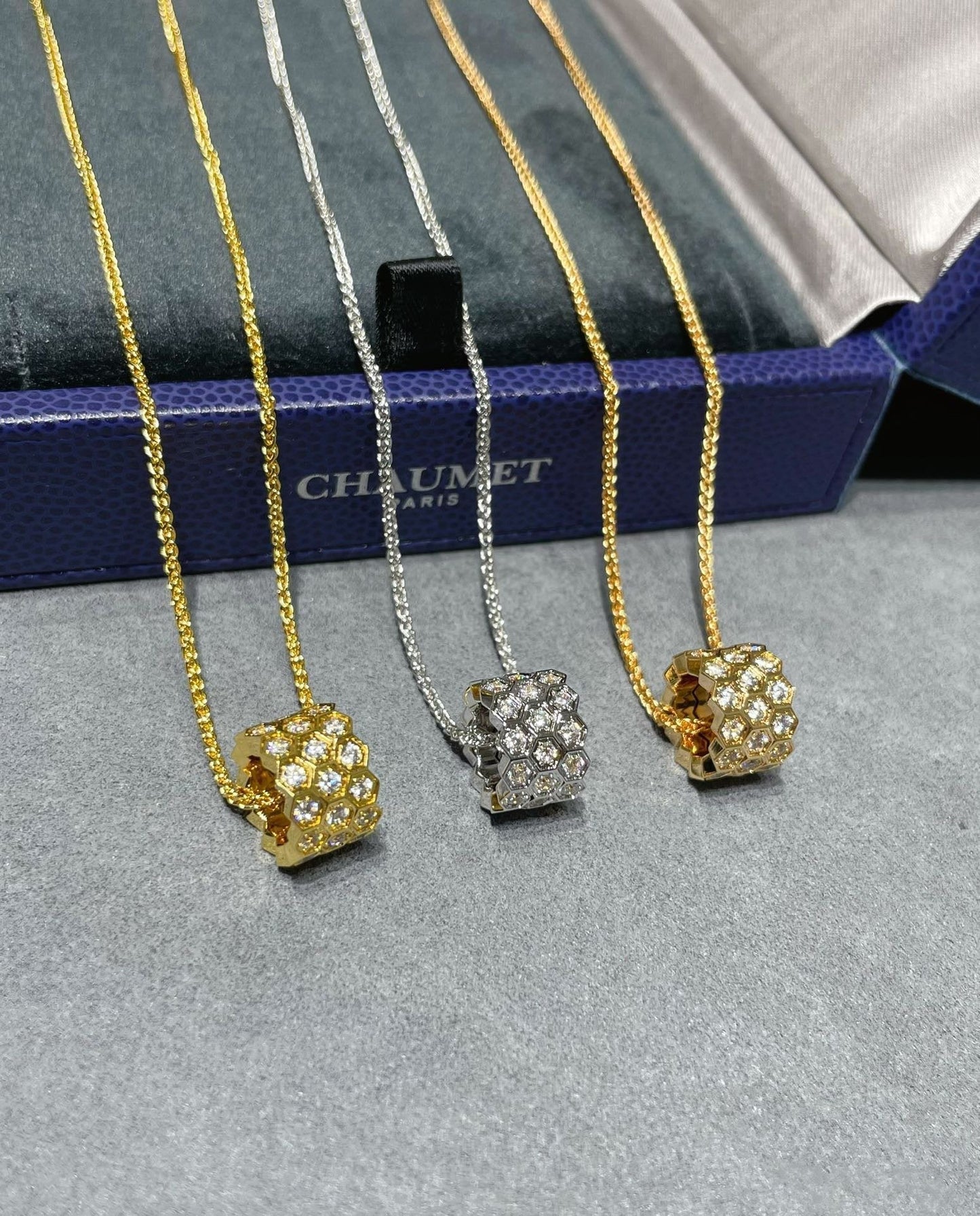 [Zalyn]BEE LOVE DIAMOND PAVED 3 ROW NECKLACE