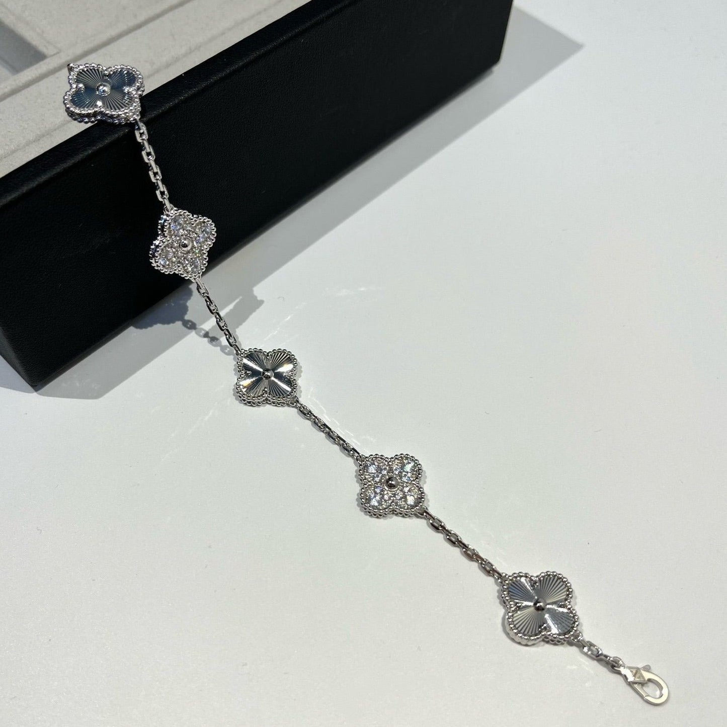 [Zalyn]LUCKY CLOVER 5-MOTIF BRACELET - LASER COLLECTION