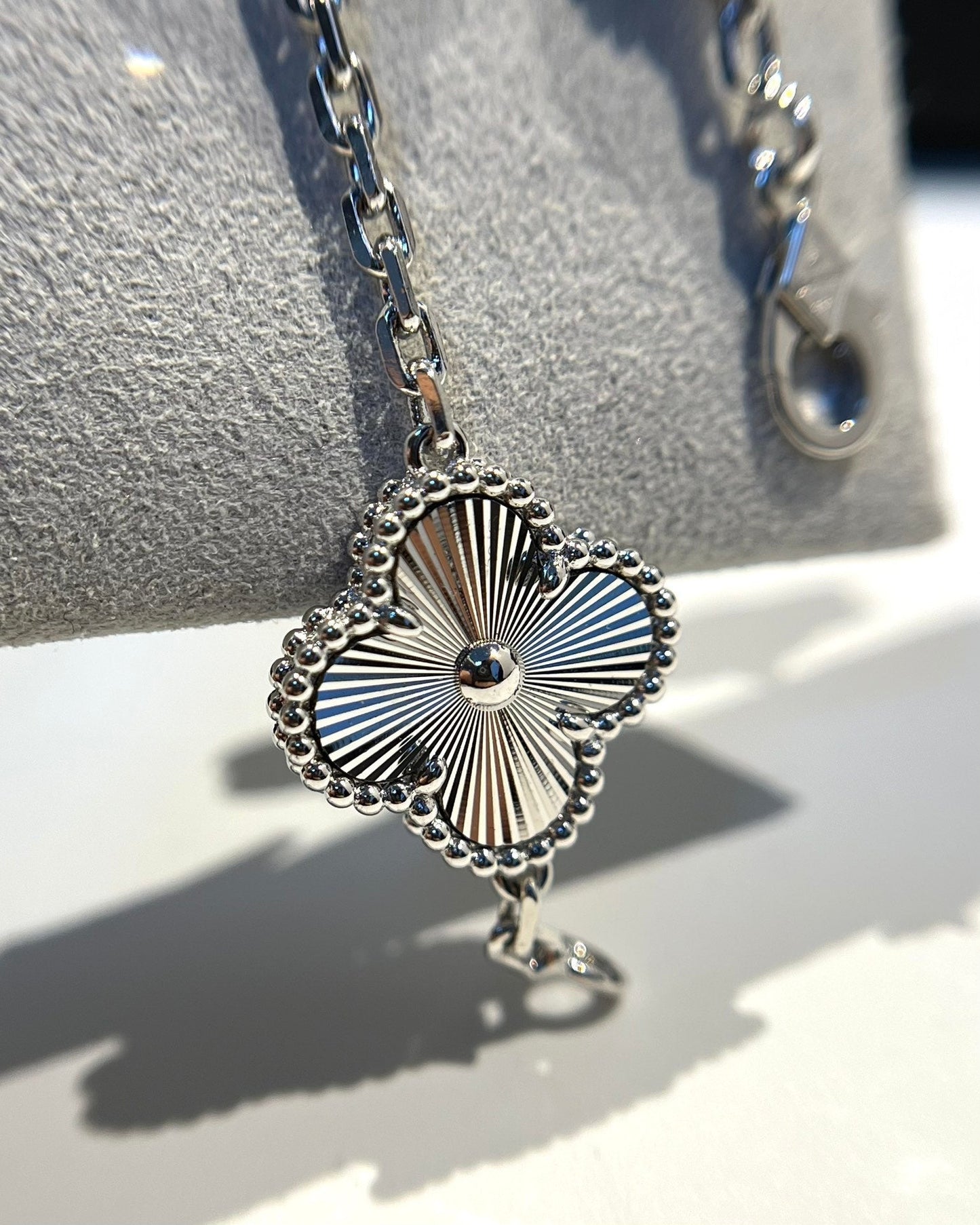 [Zalyn]LUCKY CLOVER 5-MOTIF BRACELET - LASER COLLECTION