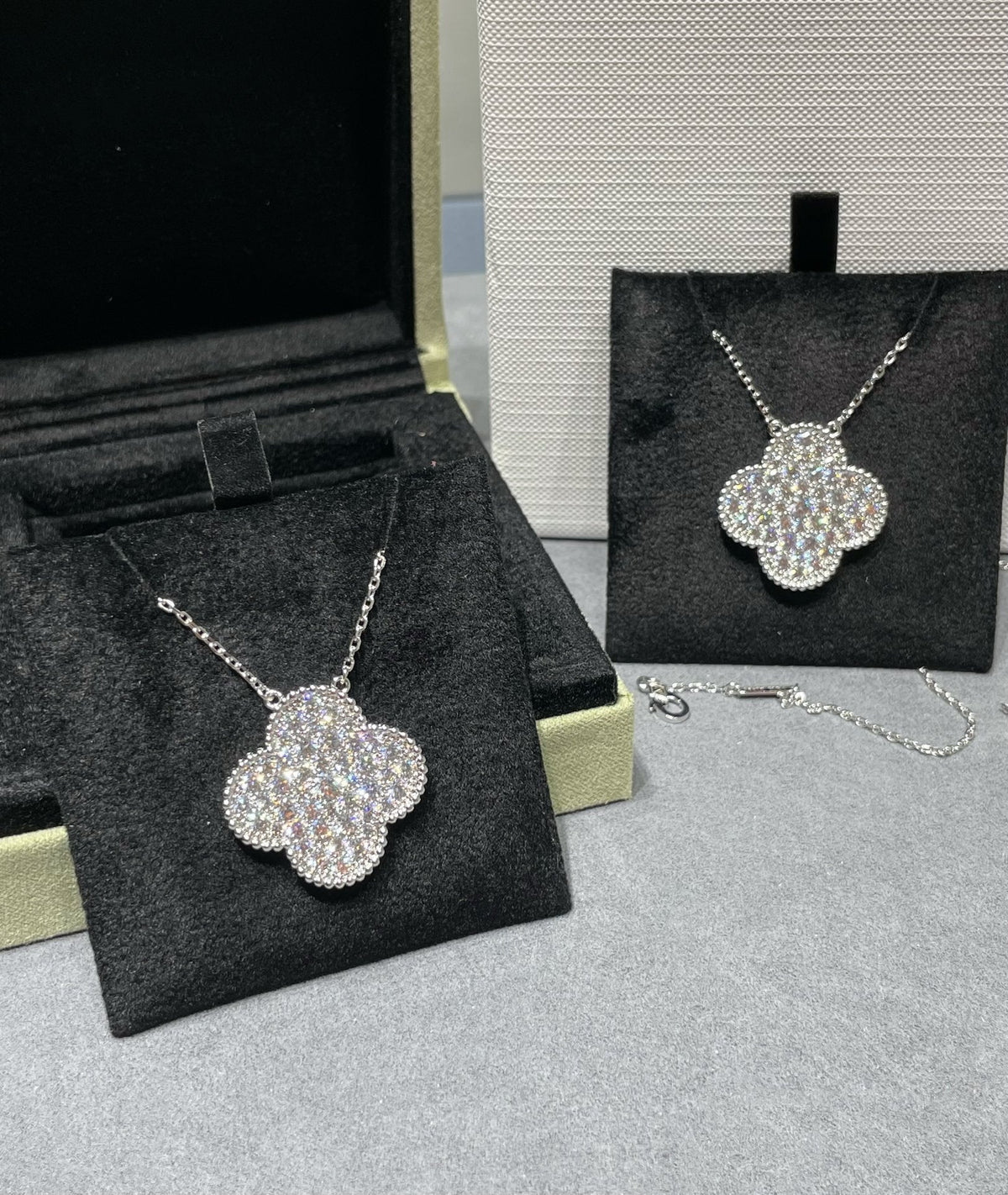 [Zalyn Jewelry ]CLOVER 25MM LARGE PENDANT DIAMOND PAVED SILVER NECKLACE