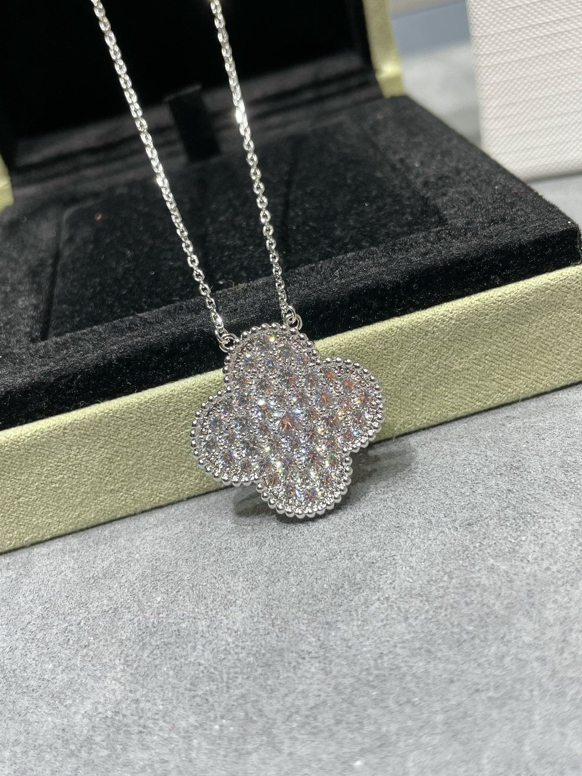 [Zalyn Jewelry ]CLOVER 25MM LARGE PENDANT DIAMOND PAVED SILVER NECKLACE