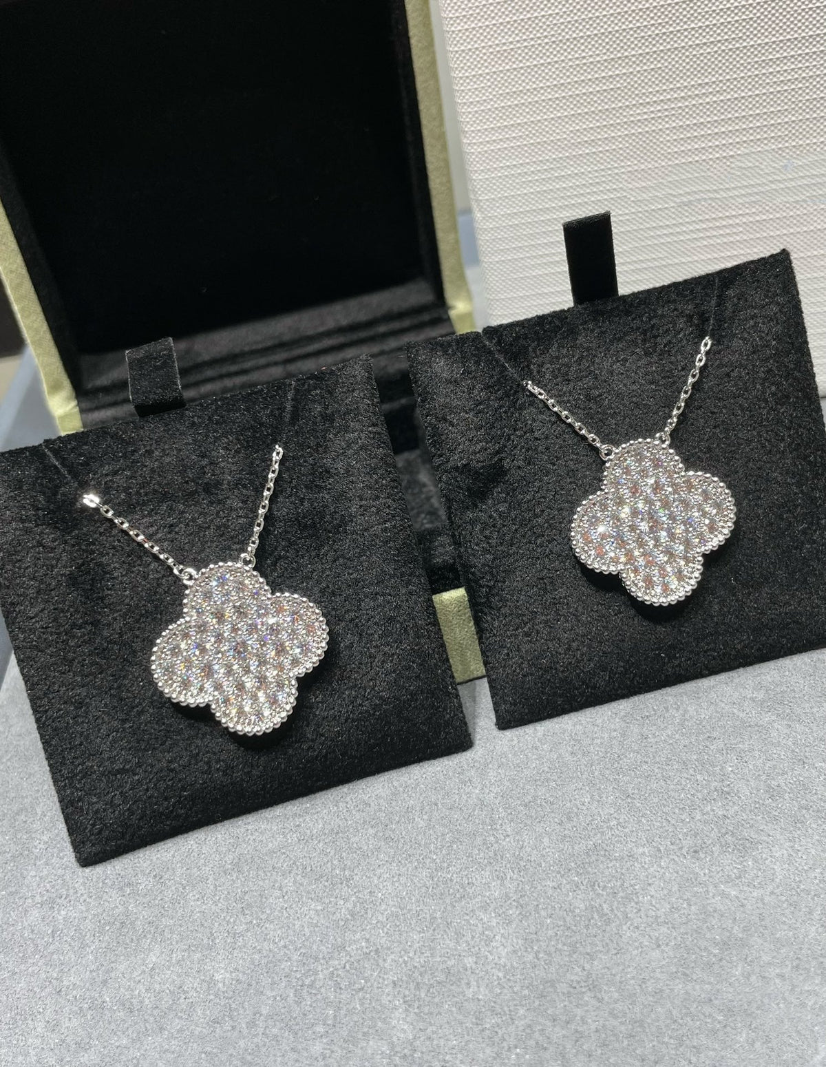 [Zalyn Jewelry ]CLOVER 25MM LARGE PENDANT DIAMOND PAVED SILVER NECKLACE