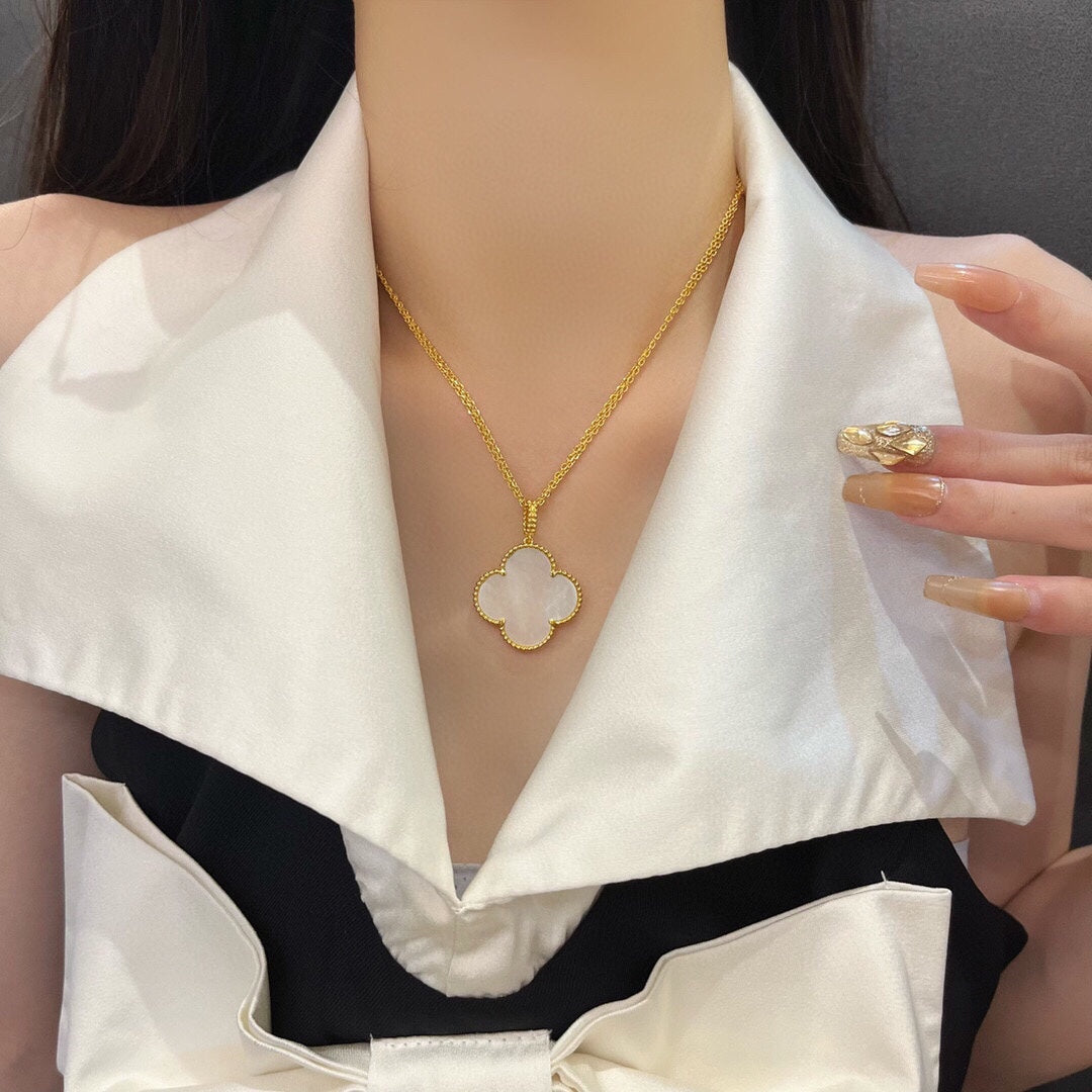 [Zalyn Jewelry ]CLOVER 25MM MOP LARGE PENDANT NECKLACE