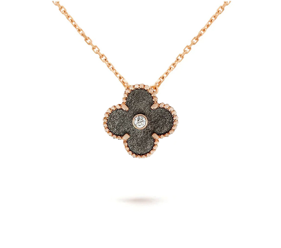 [Zalyn]LIMITED EDITION CHRISTMAS CLOVER FLOWER NECKLACE - 15MM ANNUAL COLLECTIBLE PENDANT