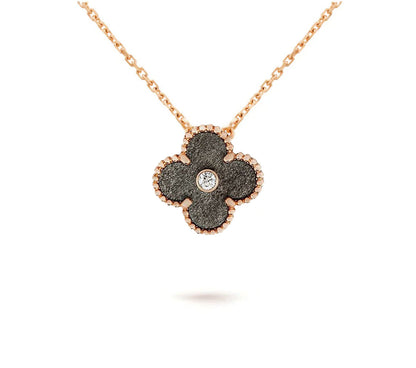 [Zalyn]LIMITED EDITION CHRISTMAS CLOVER FLOWER NECKLACE - 15MM ANNUAL COLLECTIBLE PENDANT