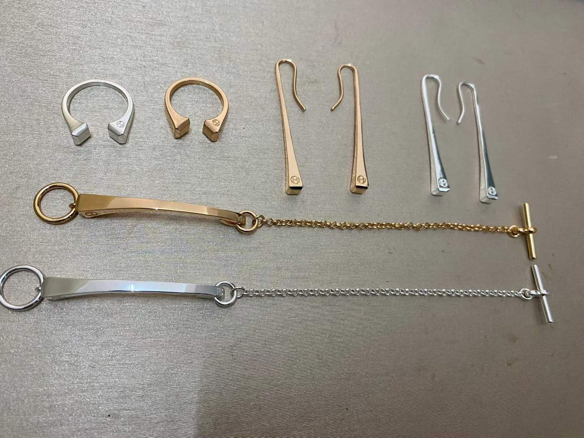 [Zalyn Jewelry]THE CONE RIVET RING IS OPEN AND ONE SIZE FITS ALL