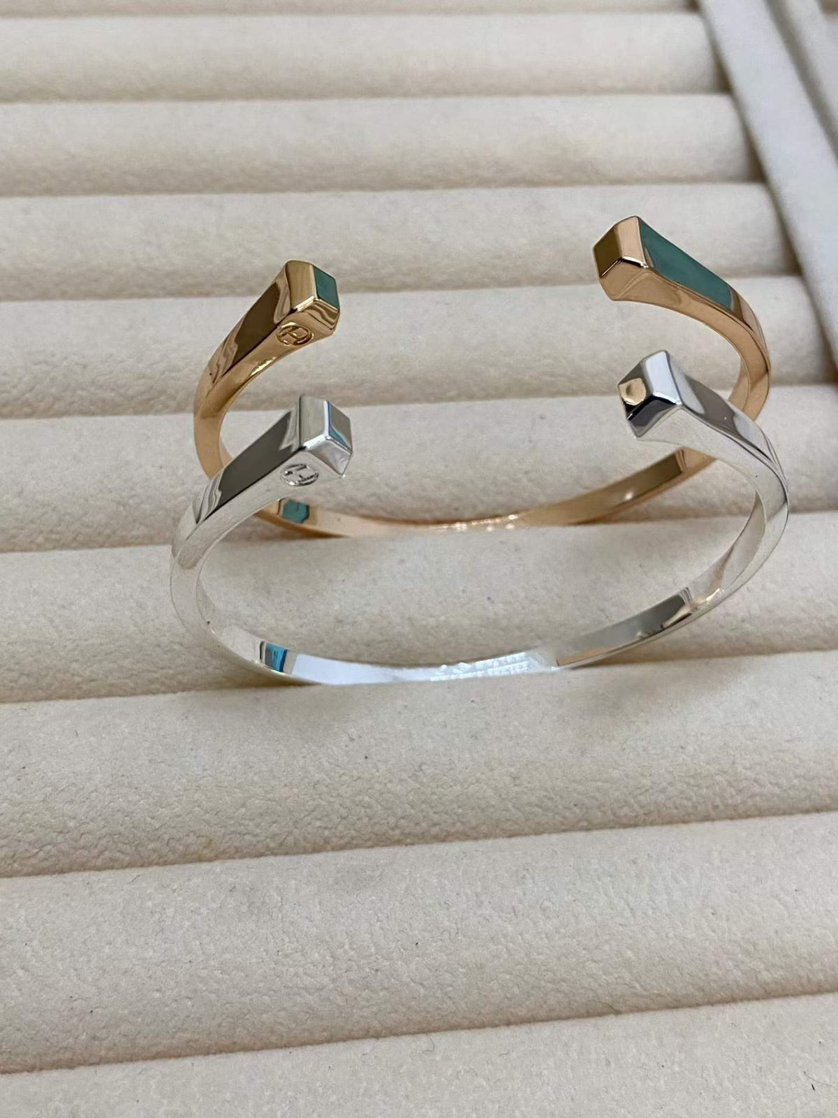 [Zalyn Jewelry]CLOU DE FORGE SQUARE CONE STUDS OPEN CUFF ONE SIZE