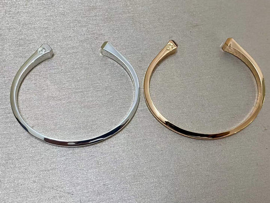 [Zalyn Jewelry]CLOU DE FORGE SQUARE CONE STUDS OPEN CUFF ONE SIZE