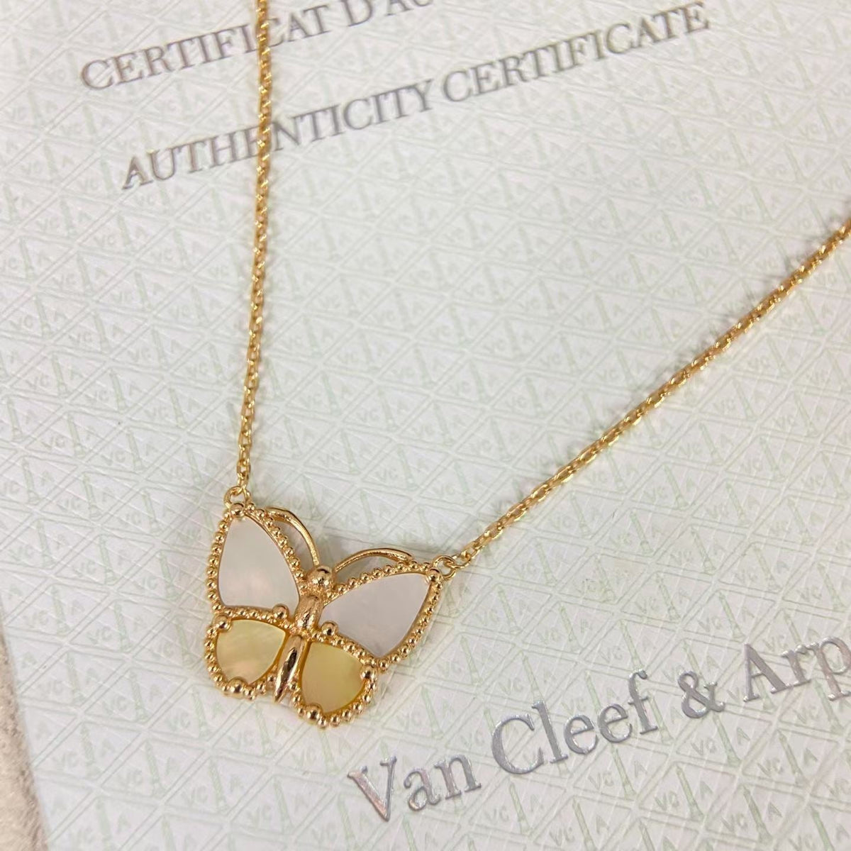 [Zalyn Jewelry]NEW ROSE GOLD WHITE MOTHER OF PEARL BUTTERFLY NECKLACE