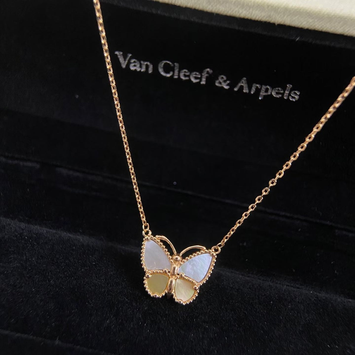 [Zalyn Jewelry]NEW ROSE GOLD WHITE MOTHER OF PEARL BUTTERFLY NECKLACE