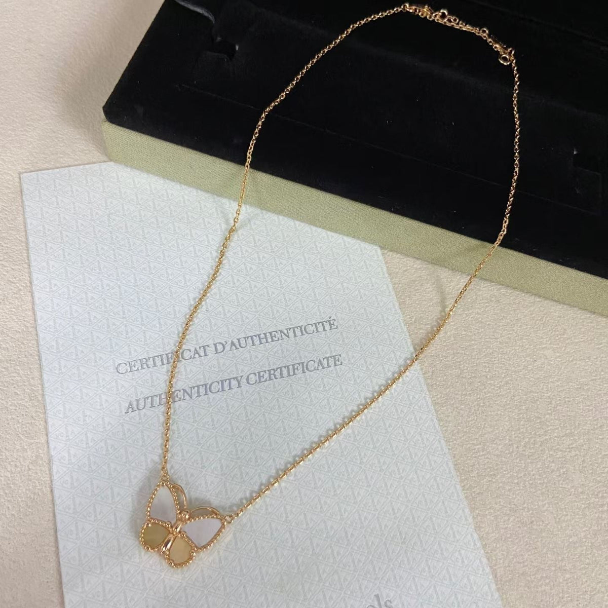 [Zalyn Jewelry]NEW ROSE GOLD WHITE MOTHER OF PEARL BUTTERFLY NECKLACE