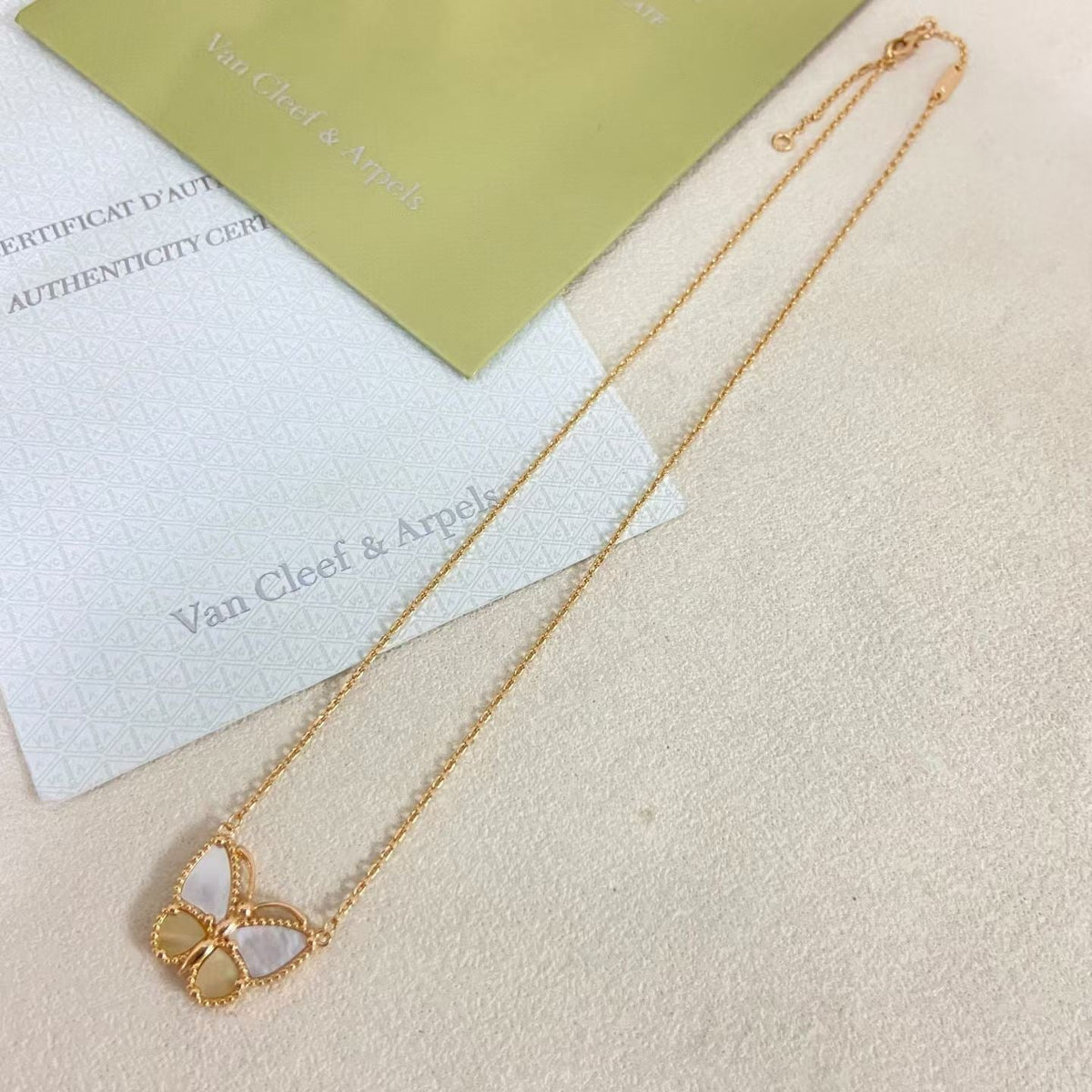 [Zalyn Jewelry]NEW ROSE GOLD WHITE MOTHER OF PEARL BUTTERFLY NECKLACE