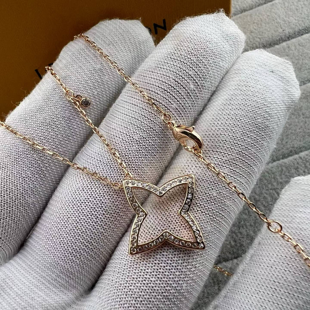 [Zalyn Jewelry]FOUR-LEAF CLOVER OPENWORK NECKLACE