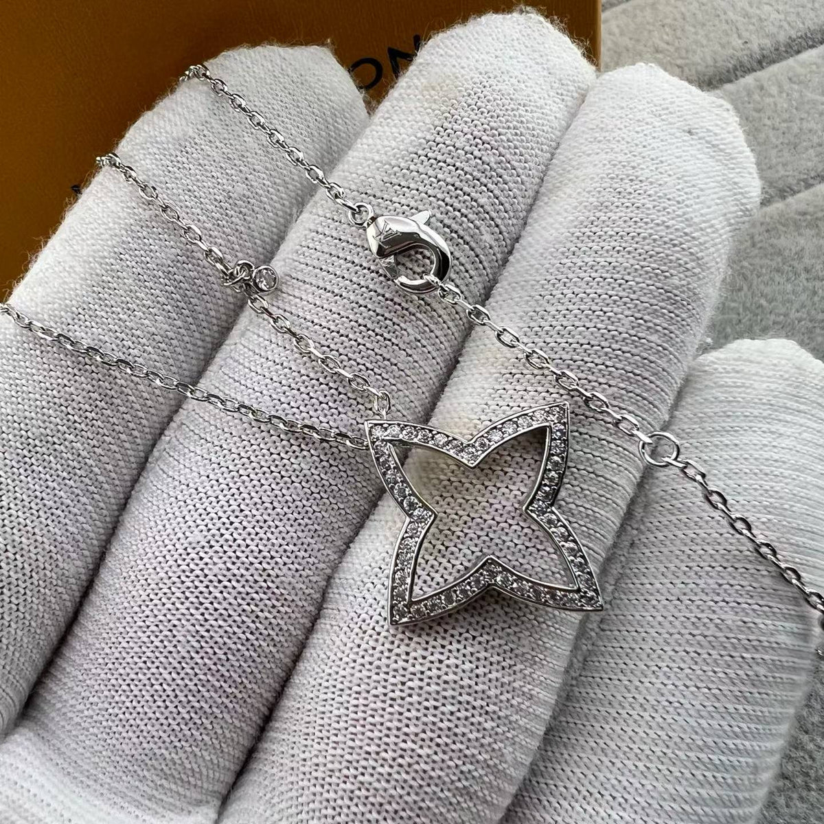 [Zalyn Jewelry]FOUR-LEAF CLOVER OPENWORK NECKLACE