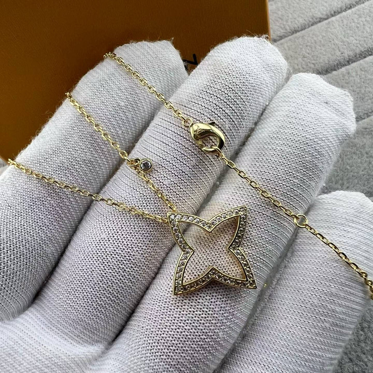 [Zalyn Jewelry]FOUR-LEAF CLOVER OPENWORK NECKLACE