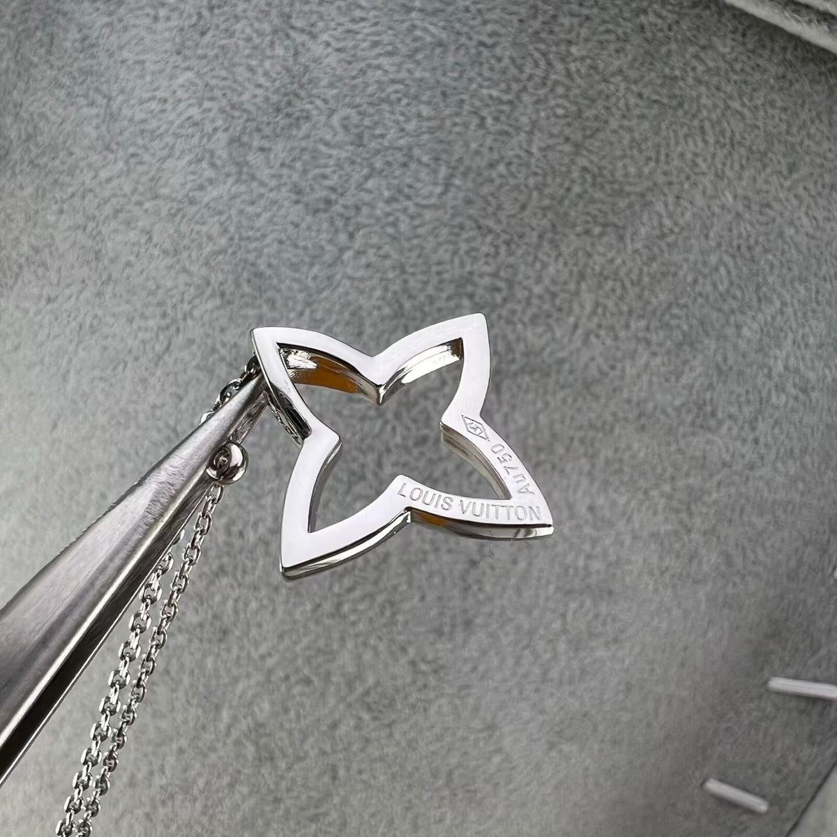 [Zalyn Jewelry]FOUR-LEAF CLOVER OPENWORK NECKLACE