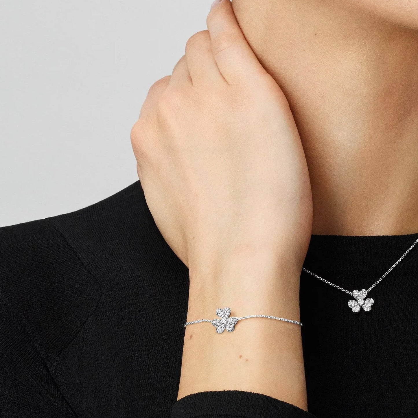 [Zalyn]LUMINOUS BLOSSOM SINGLE-MOTIF CHARM BRACELET
