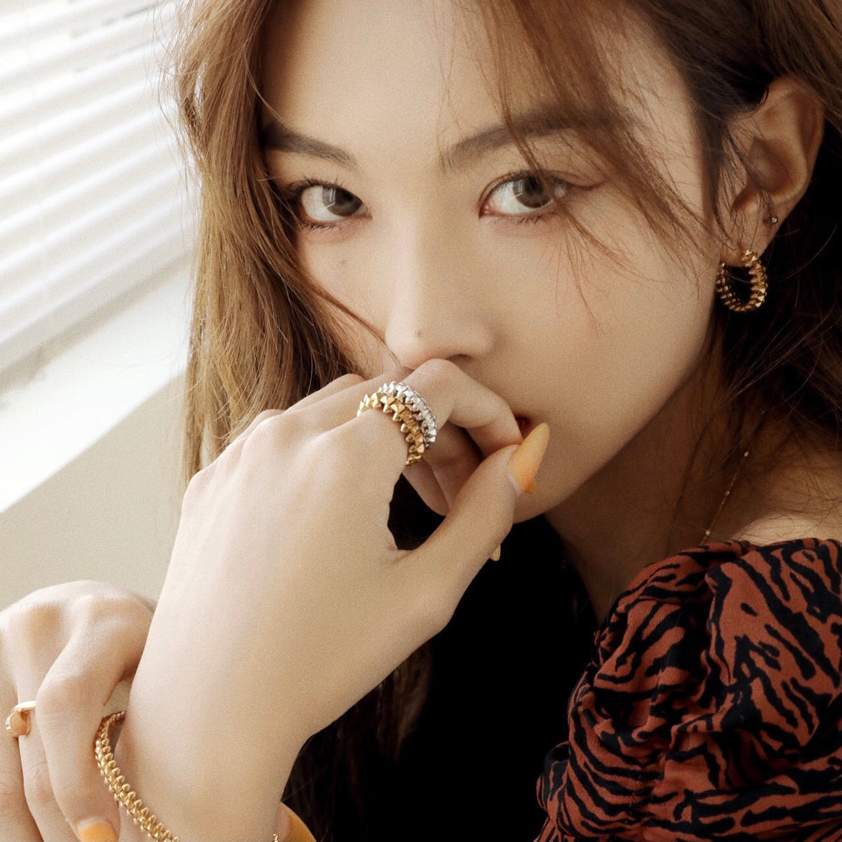 [Zalyn Jewelry ]CLASH SMALL HOOP EARRINGS