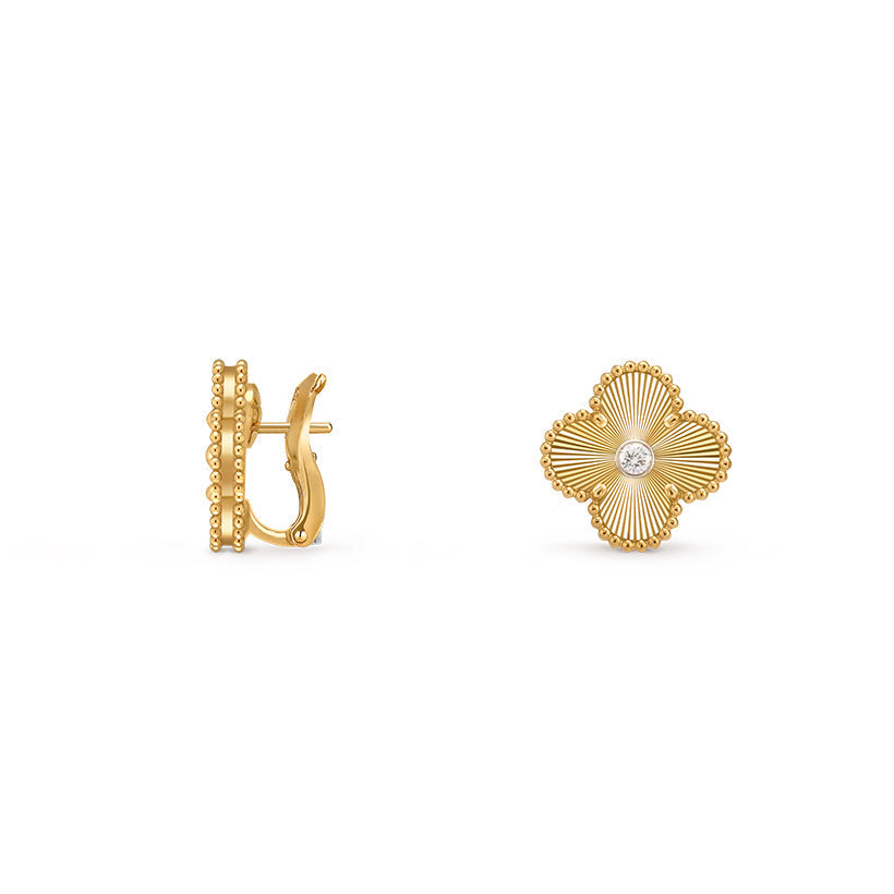 [Zalyn]15MM CLOVER FLOWER STUD EARRINGS DIAMOND-GOLD COLLECTION