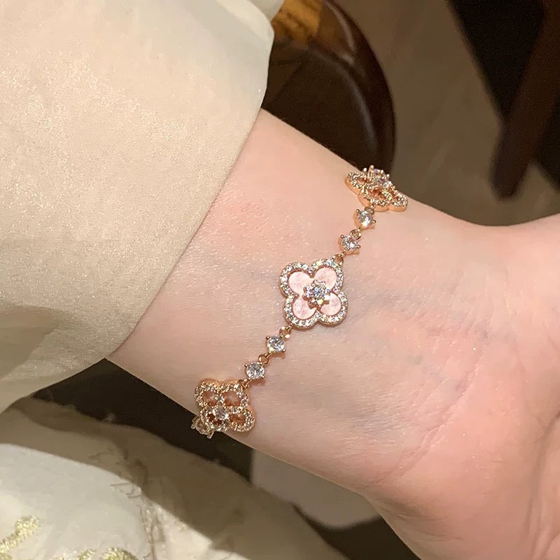 [Zalyn Jewelry ]CLOVER 5 MOTIF PINK BLUE RED WHITE BRACELET