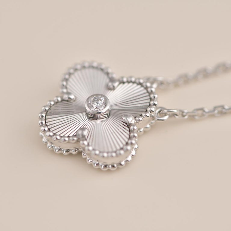 [Zalyn Jewelry ]CLOVER  15MM DIAMOND LASER NECKLACE SILVER