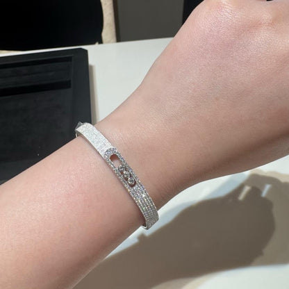[Zalyn]MOVE NOA CISELÉ HALF-PAVÉ DIAMOND BANGLE BRACELET