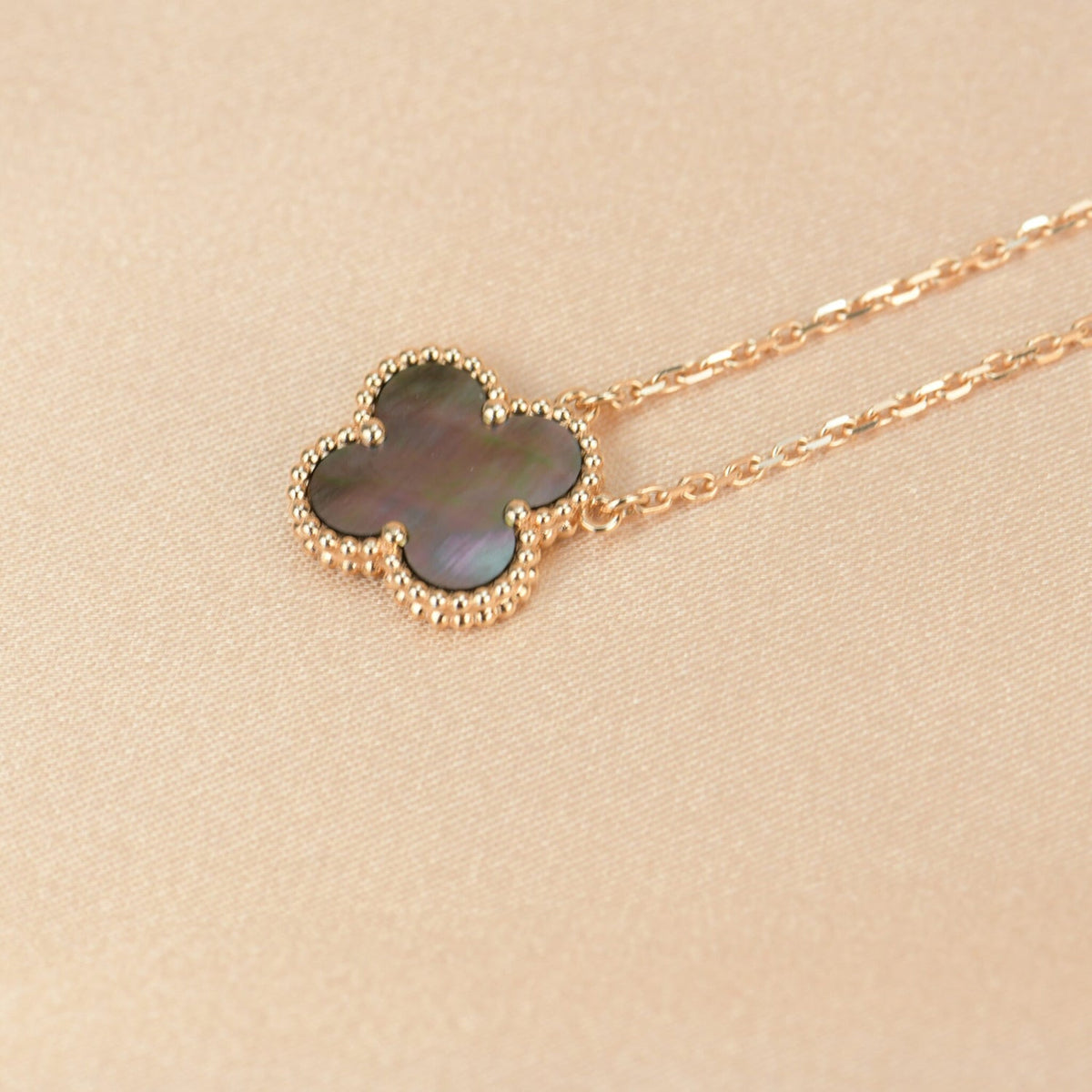 [Zalyn Jewelry ]CLOVER 15MM  GRAY MOTHER OF PEARL NECKLACE