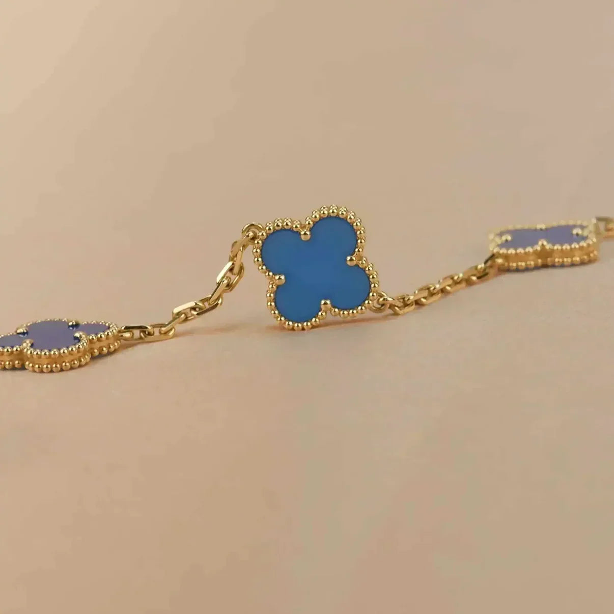 [Zalyn]LUCKY CLOVER 5-MOTIF BRACELET - BLUE AGATE COLLECTION