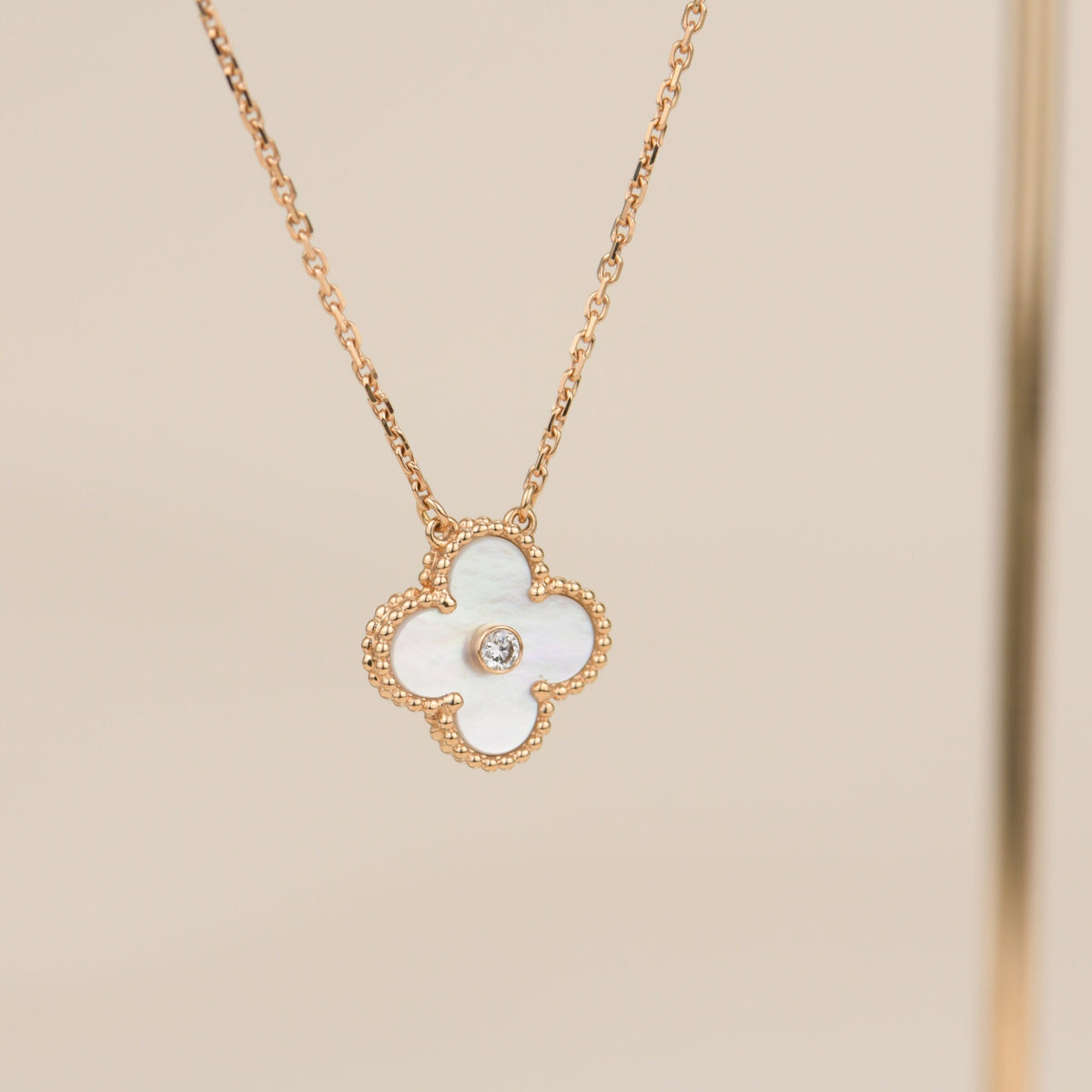 [Zalyn Jewelry ]CLOVER 15MM DIAMOND WHITE FRITILLARIA NECKLACE