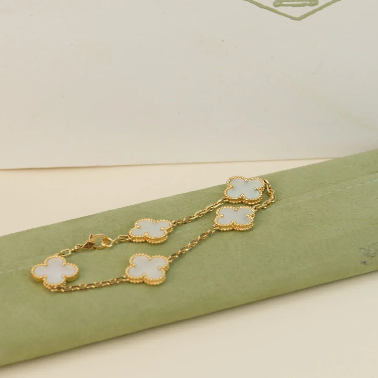 [Zalyn]LUCKY CLOVER 5-MOTIF BRACELET - WHITE MOTHER-OF-PEARL COLLECTION