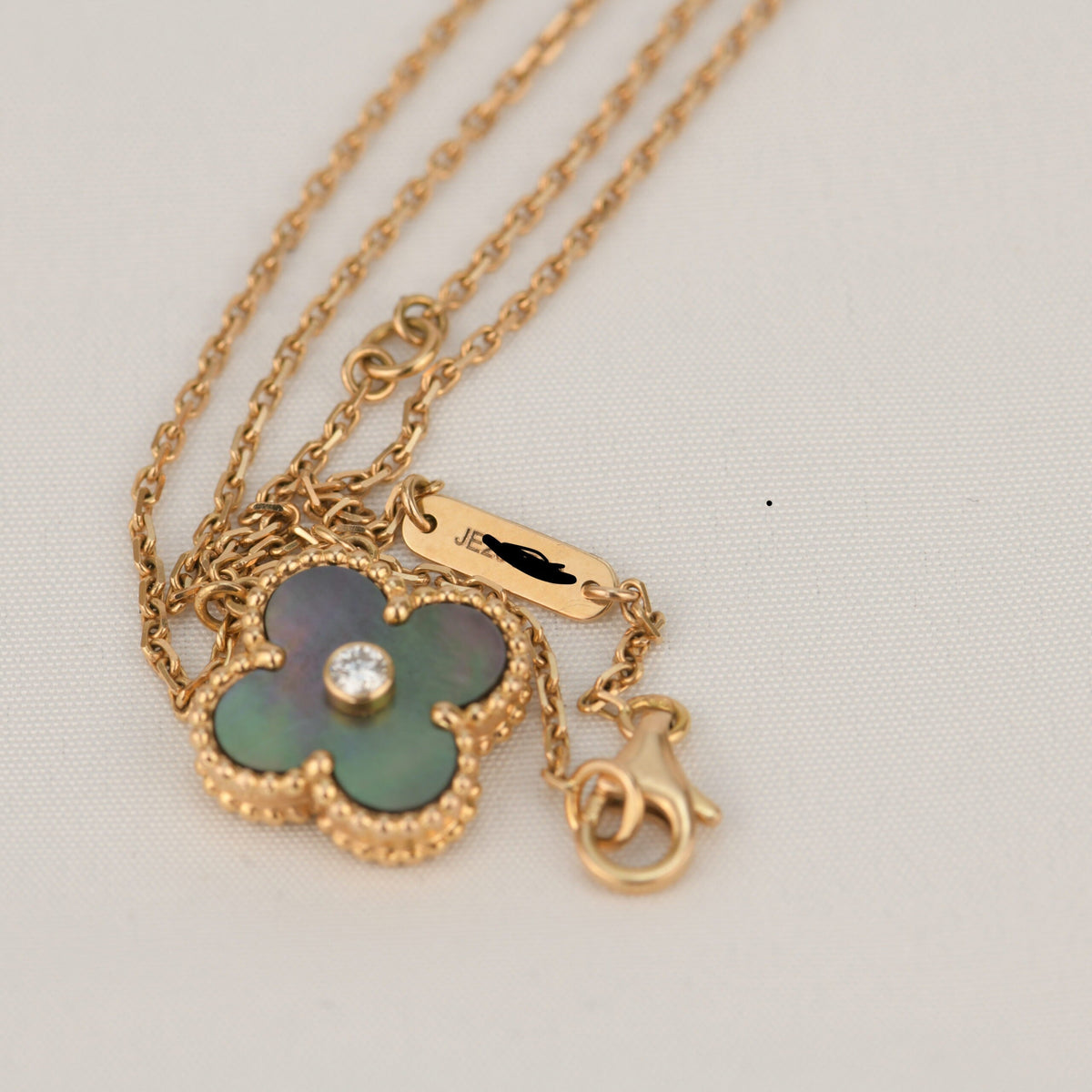 [Zalyn Jewelry ]CLOVER 15MM DIAMOND AND MOTHER-OF-GREY NECKLACE