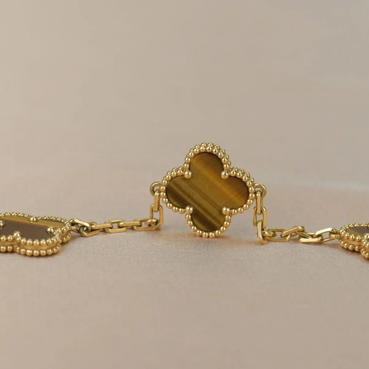 [Zalyn]LUCKY CLOVER 5-MOTIF BRACELET -  TIGER’S EYE COLLECTION