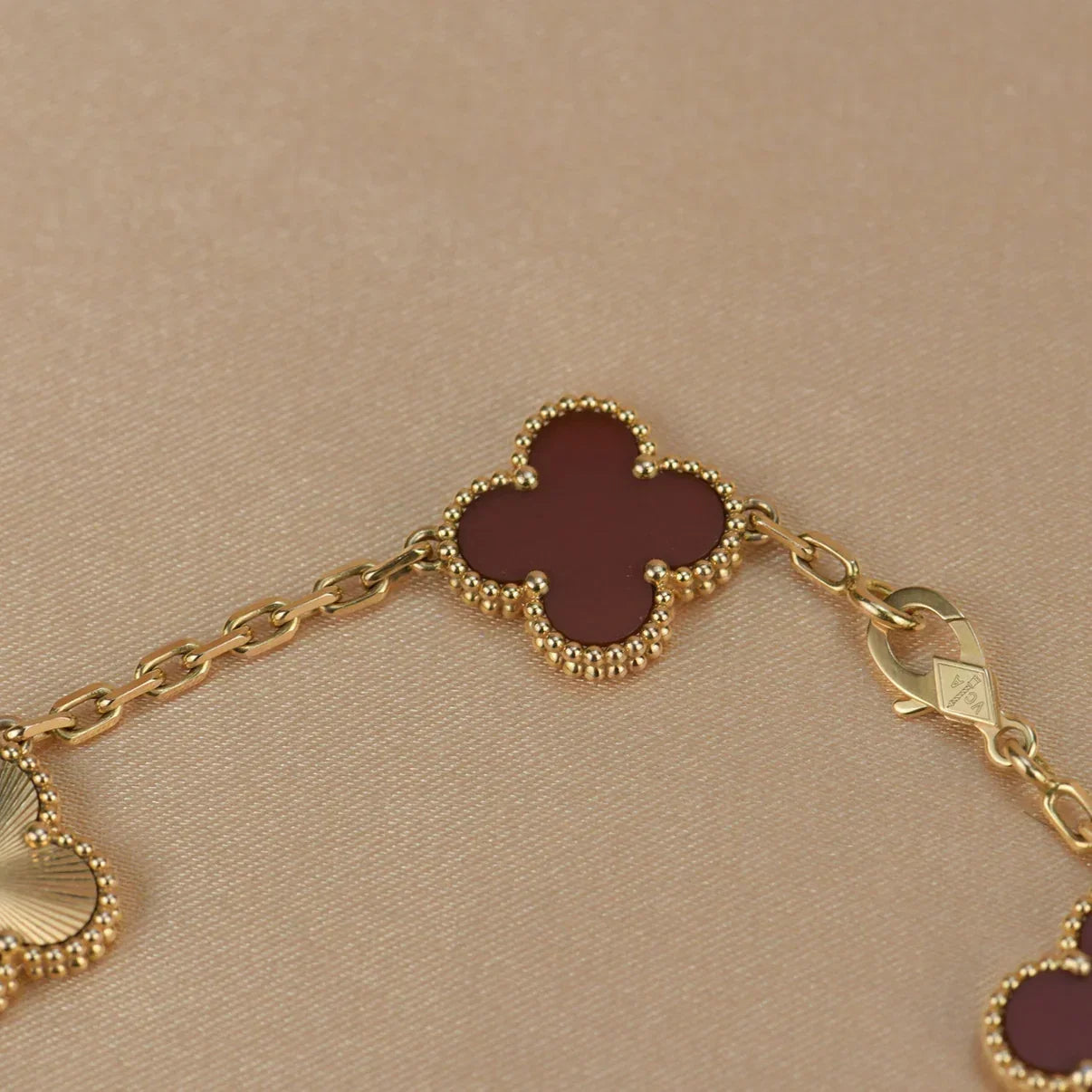 [Zalyn]LUCKY CLOVER 5-MOTIF BRACELET - RED CARNELIAN COLLECTION