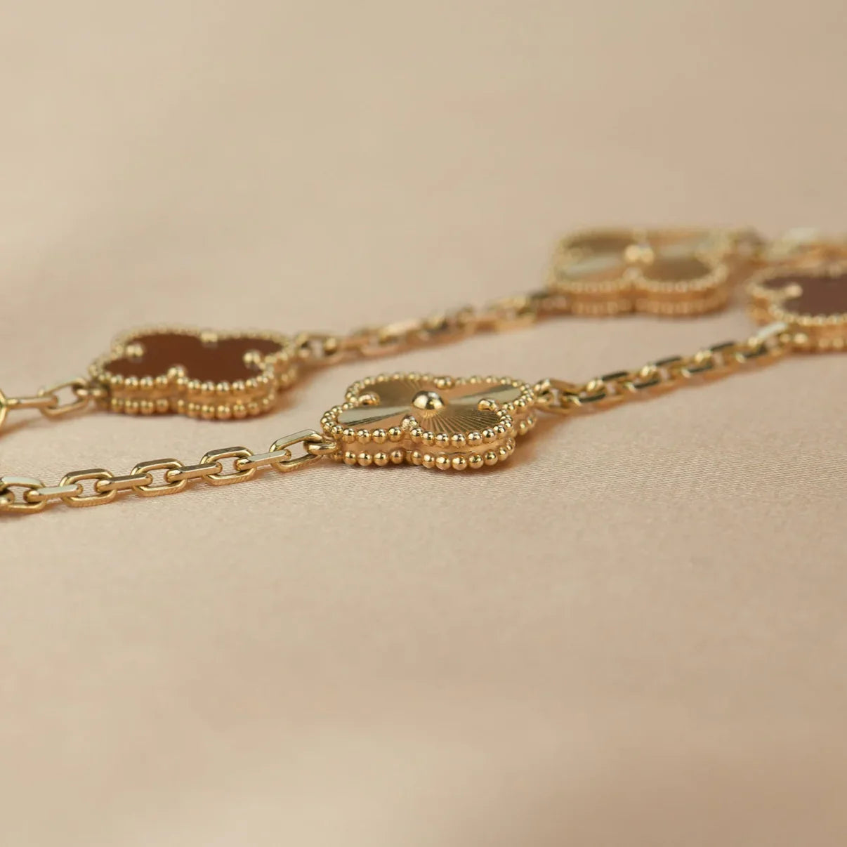 [Zalyn]LUCKY CLOVER 5-MOTIF BRACELET - RED CARNELIAN COLLECTION