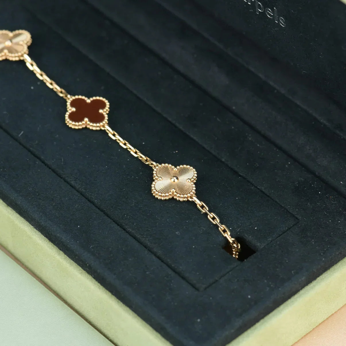 [Zalyn]LUCKY CLOVER 5-MOTIF BRACELET - RED CARNELIAN COLLECTION