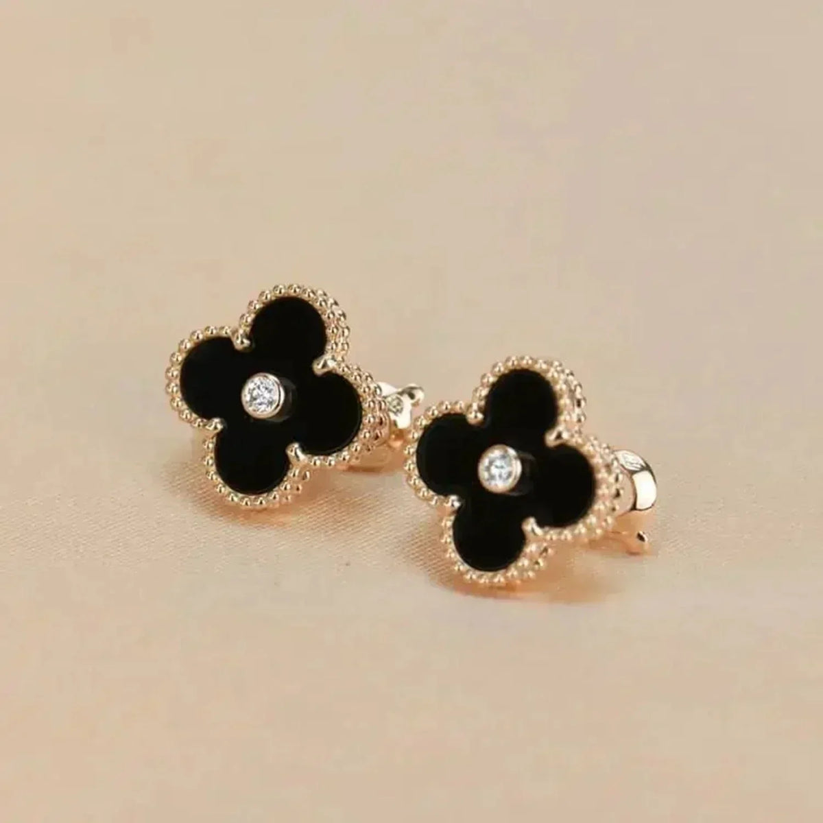 [Zalyn Jewelry ]CLOVER MEDIUM 1 MOTIFS ONYX DIAMOND EARRINGS