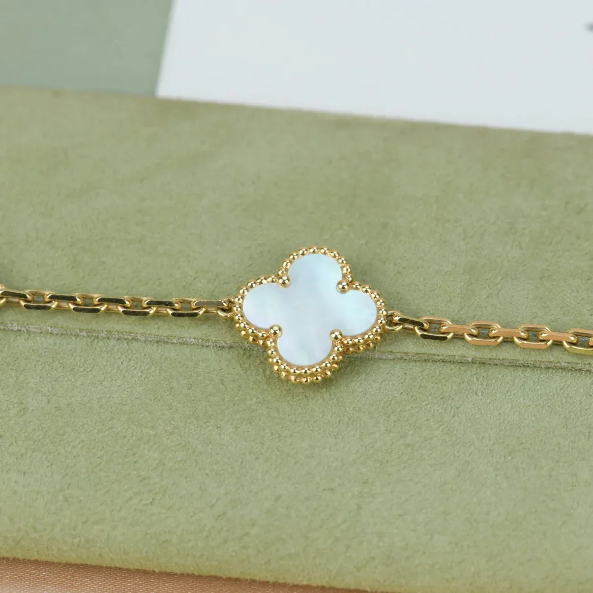 [Zalyn]LUCKY CLOVER 5-MOTIF BRACELET - WHITE MOTHER-OF-PEARL COLLECTION